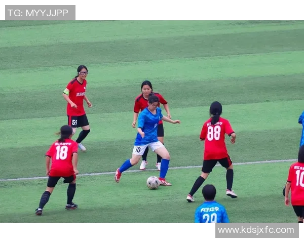 足球女星优雅姿势展现魅力与实力的完美结合图片欣赏